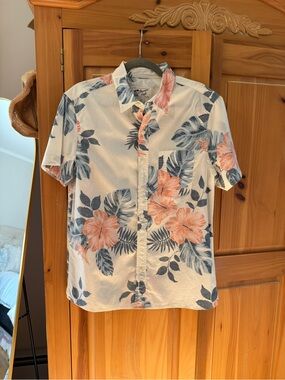American Eagle Men's White Floral Short-Sleeve Button-Up Shirt - Peach & Blue